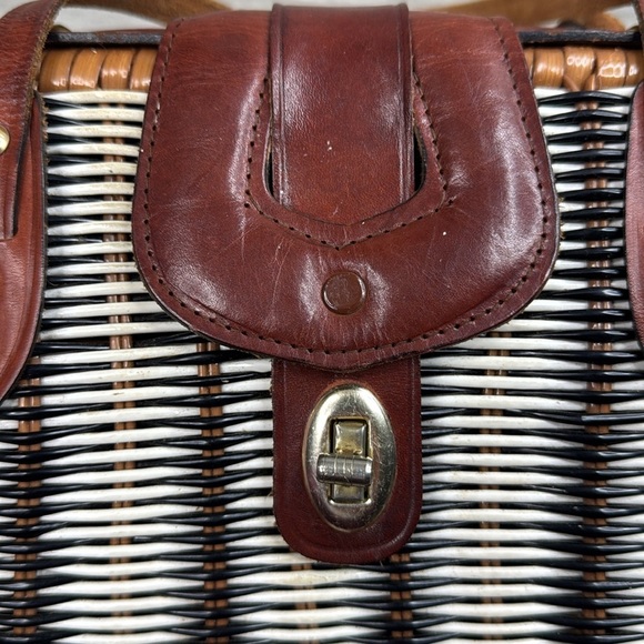 Vintage Styled by Encore Woven Clamshell Handbag - Picture 10 of 12